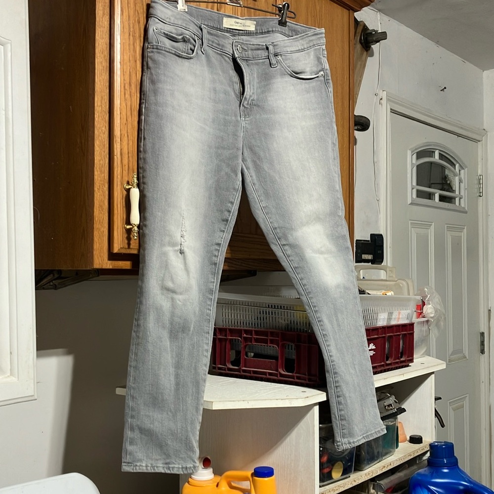 3/$30 GAP 1969 Best Girlfriend Jeans Size 30 Regular Gray Mildly Distressed